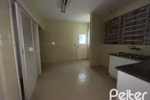 Casa à venda com 230m², 3 dormitórios, 1 suíte, 3 vagas, no bairro Tristeza em Porto Alegre