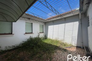 Casa à venda com 230m², 3 dormitórios, 1 suíte, 3 vagas, no bairro Tristeza em Porto Alegre