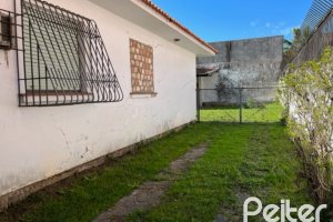 Casa à venda com 230m², 3 dormitórios, 1 suíte, 3 vagas, no bairro Tristeza em Porto Alegre