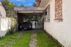 Casa à venda com 230m², 3 dormitórios, 1 suíte, 3 vagas, no bairro Tristeza em Porto Alegre