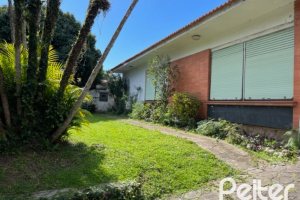 Casa à venda com 230m², 3 dormitórios, 1 suíte, 3 vagas, no bairro Tristeza em Porto Alegre