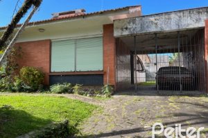 Casa à venda com 230m², 3 dormitórios, 1 suíte, 3 vagas, no bairro Tristeza em Porto Alegre
