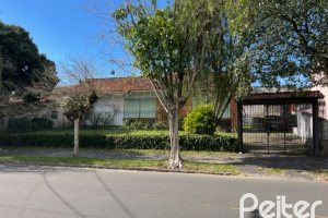 Casa à venda com 230m², 3 dormitórios, 1 suíte, 3 vagas, no bairro Tristeza em Porto Alegre