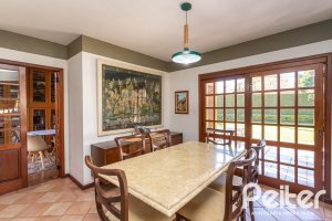 Casa à venda com 227m², 3 dormitórios, 1 suíte, 4 vagas, no bairro Ipanema em Porto Alegre