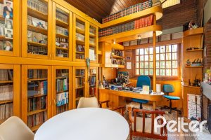 Casa à venda com 227m², 3 dormitórios, 1 suíte, 4 vagas, no bairro Ipanema em Porto Alegre