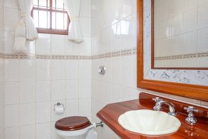 Casa à venda com 227m², 3 dormitórios, 1 suíte, 4 vagas, no bairro Ipanema em Porto Alegre