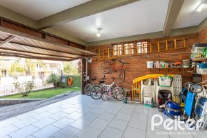 Casa à venda com 227m², 3 dormitórios, 1 suíte, 4 vagas, no bairro Ipanema em Porto Alegre