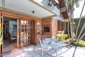 Casa à venda com 227m², 3 dormitórios, 1 suíte, 4 vagas, no bairro Ipanema em Porto Alegre