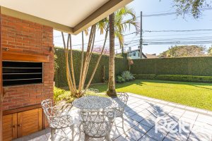 Casa à venda com 227m², 3 dormitórios, 1 suíte, 4 vagas, no bairro Ipanema em Porto Alegre