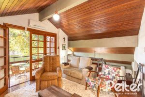 Casa à venda com 227m², 3 dormitórios, 1 suíte, 4 vagas, no bairro Ipanema em Porto Alegre