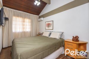 Casa à venda com 227m², 3 dormitórios, 1 suíte, 4 vagas, no bairro Ipanema em Porto Alegre