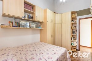 Casa à venda com 227m², 3 dormitórios, 1 suíte, 4 vagas, no bairro Ipanema em Porto Alegre