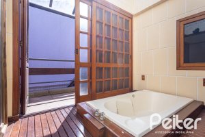 Casa à venda com 227m², 3 dormitórios, 1 suíte, 4 vagas, no bairro Ipanema em Porto Alegre