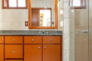 Casa à venda com 227m², 3 dormitórios, 1 suíte, 4 vagas, no bairro Ipanema em Porto Alegre