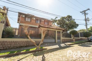 Casa à venda com 227m², 3 dormitórios, 1 suíte, 4 vagas, no bairro Ipanema em Porto Alegre