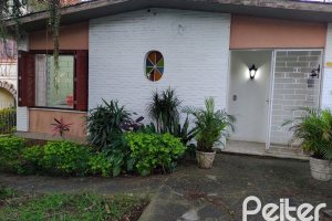Casa à venda com 179m², 3 dormitórios, 1 suíte, 4 vagas, no bairro Teresópolis em Porto Alegre