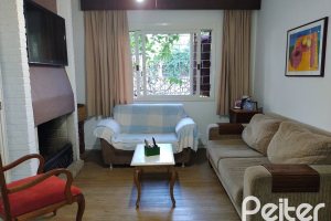 Casa à venda com 179m², 3 dormitórios, 1 suíte, 4 vagas, no bairro Teresópolis em Porto Alegre