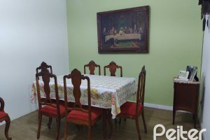 Casa à venda com 179m², 3 dormitórios, 1 suíte, 4 vagas, no bairro Teresópolis em Porto Alegre