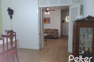 Casa à venda com 179m², 3 dormitórios, 1 suíte, 4 vagas, no bairro Teresópolis em Porto Alegre