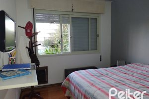 Casa à venda com 179m², 3 dormitórios, 1 suíte, 4 vagas, no bairro Teresópolis em Porto Alegre