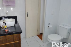 Casa à venda com 179m², 3 dormitórios, 1 suíte, 4 vagas, no bairro Teresópolis em Porto Alegre