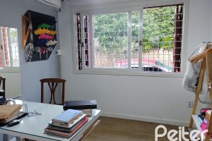 Casa à venda com 179m², 3 dormitórios, 1 suíte, 4 vagas, no bairro Teresópolis em Porto Alegre