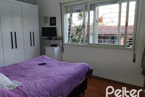 Casa à venda com 179m², 3 dormitórios, 1 suíte, 4 vagas, no bairro Teresópolis em Porto Alegre