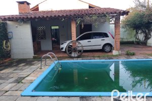 Casa à venda com 179m², 3 dormitórios, 1 suíte, 4 vagas, no bairro Teresópolis em Porto Alegre