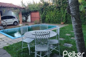 Casa à venda com 179m², 3 dormitórios, 1 suíte, 4 vagas, no bairro Teresópolis em Porto Alegre