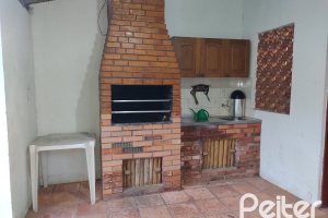 Casa à venda com 179m², 3 dormitórios, 1 suíte, 4 vagas, no bairro Teresópolis em Porto Alegre