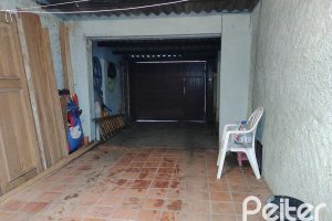 Casa à venda com 179m², 3 dormitórios, 1 suíte, 4 vagas, no bairro Teresópolis em Porto Alegre