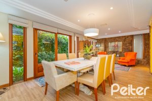 Casa em Condomínio à venda com 420m², 5 dormitórios, 2 suítes, 2 vagas, no bairro Cavalhada em PORTO ALEGRE