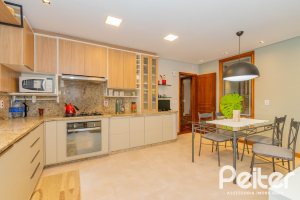 Casa em Condomínio à venda com 420m², 5 dormitórios, 2 suítes, 2 vagas, no bairro Cavalhada em PORTO ALEGRE