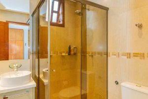 Casa em Condomínio à venda com 420m², 5 dormitórios, 2 suítes, 2 vagas, no bairro Cavalhada em PORTO ALEGRE