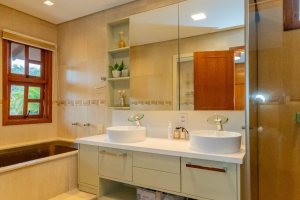 Casa em Condomínio à venda com 420m², 5 dormitórios, 2 suítes, 2 vagas, no bairro Cavalhada em PORTO ALEGRE