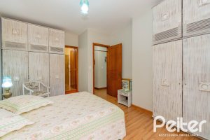 Casa em Condomínio à venda com 420m², 5 dormitórios, 2 suítes, 2 vagas, no bairro Cavalhada em PORTO ALEGRE