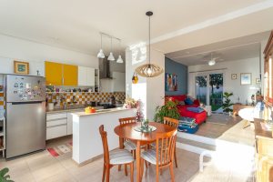 Casa em Condomínio à venda com 161m², 2 dormitórios, 2 suítes, 2 vagas, no bairro Vila Nova em PORTO ALEGRE