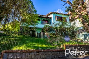 Casa à venda com 571m², 5 dormitórios, 3 suítes, 3 vagas, no bairro Vila Assunção em Porto Alegre