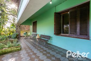 Casa à venda com 571m², 5 dormitórios, 3 suítes, 3 vagas, no bairro Vila Assunção em Porto Alegre