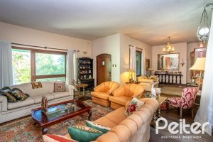 Casa à venda com 571m², 5 dormitórios, 3 suítes, 3 vagas, no bairro Vila Assunção em Porto Alegre