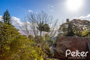 Casa à venda com 571m², 5 dormitórios, 3 suítes, 3 vagas, no bairro Vila Assunção em Porto Alegre