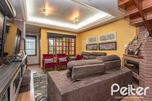 Casa à venda com 239m², 3 dormitórios, 1 suíte, 4 vagas, no bairro Ipanema em Porto Alegre