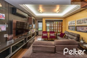 Casa à venda com 239m², 3 dormitórios, 1 suíte, 4 vagas, no bairro Ipanema em Porto Alegre