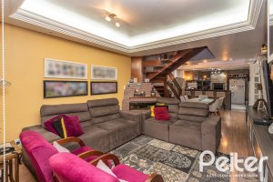 Casa à venda com 239m², 3 dormitórios, 1 suíte, 4 vagas, no bairro Ipanema em Porto Alegre