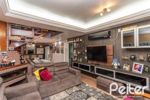 Casa à venda com 239m², 3 dormitórios, 1 suíte, 4 vagas, no bairro Ipanema em Porto Alegre