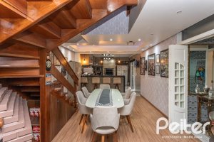 Casa à venda com 239m², 3 dormitórios, 1 suíte, 4 vagas, no bairro Ipanema em Porto Alegre