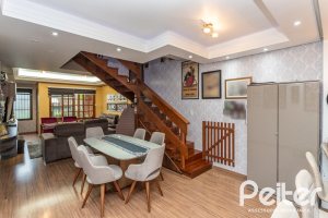 Casa à venda com 239m², 3 dormitórios, 1 suíte, 4 vagas, no bairro Ipanema em Porto Alegre