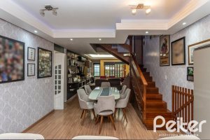 Casa à venda com 239m², 3 dormitórios, 1 suíte, 4 vagas, no bairro Ipanema em Porto Alegre