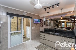 Casa à venda com 239m², 3 dormitórios, 1 suíte, 4 vagas, no bairro Ipanema em Porto Alegre