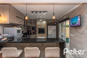 Casa à venda com 239m², 3 dormitórios, 1 suíte, 4 vagas, no bairro Ipanema em Porto Alegre